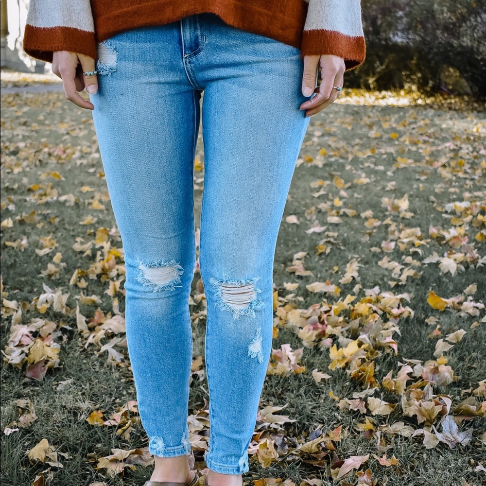 DISTRESSED KNEE JEANS - LIGHT